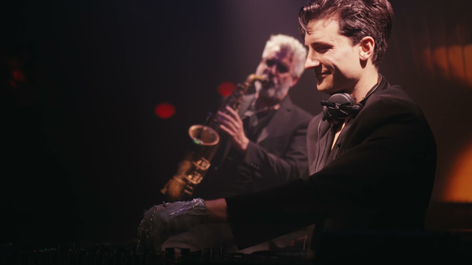 MUSURE con el saxo en vivo